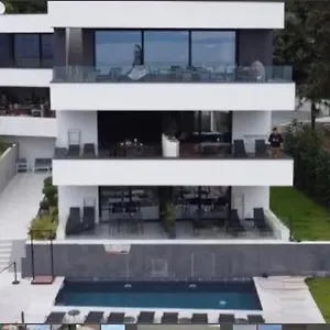 Aparthotel Villa V With Pool And Breakfast Appart hôtel